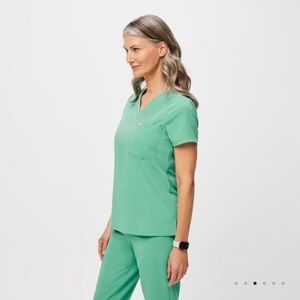 FIGS Catarina Scrub Top in Surgical Green, brand NEW, size XXS